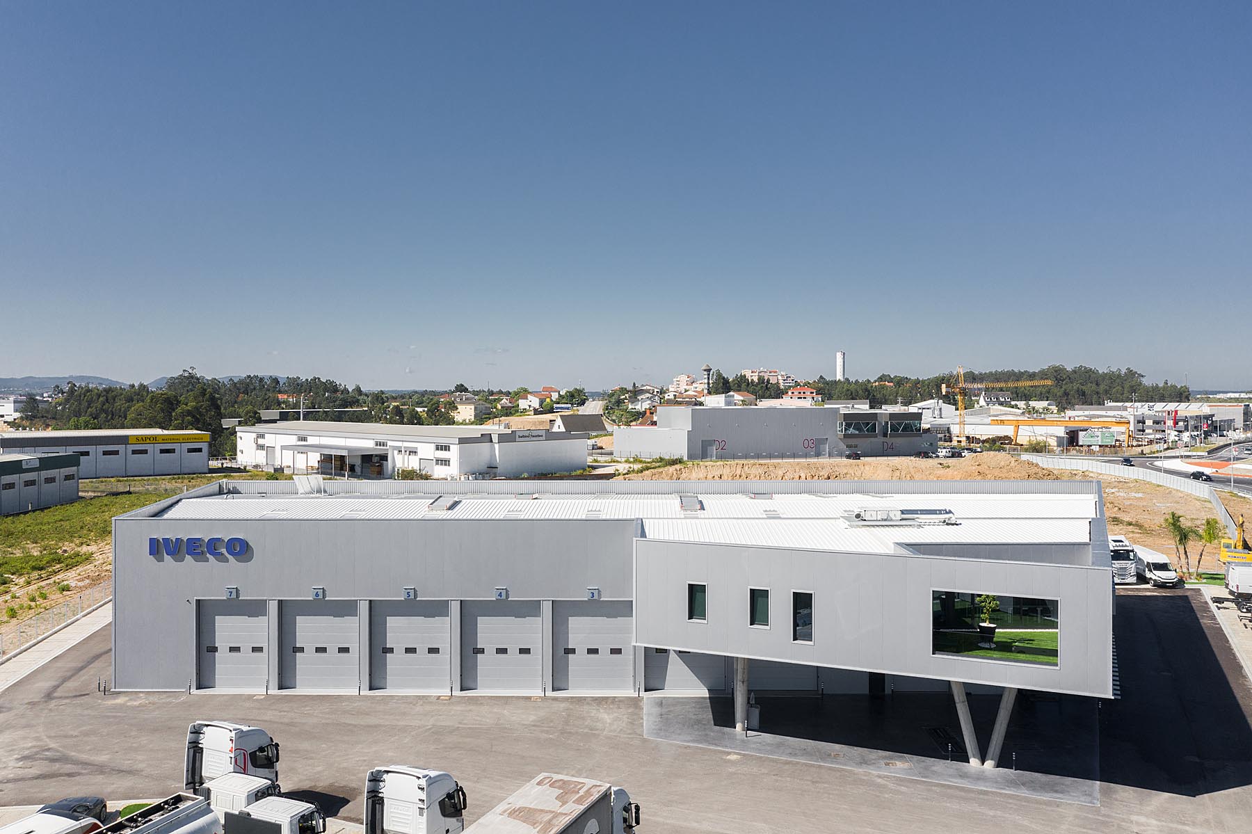 Edificio industrial Iveco Leiria com construção da Transfor Construção
